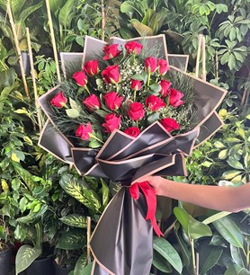 lüks gül buketi, siyah paketli gül, sevgiliye premium çiçek,